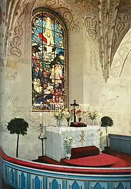 L'autel et un vitrail de Gunnar Forsström.