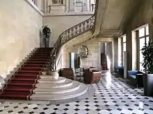 Vue frontale de l'escalier d'honneur, situé dans le vestibule de l'hôtel du Châtelet.