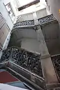 Escalier, depuis la cour.