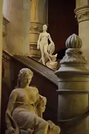 Escalier Darcy, où sont exposées des sculptures du XIXe siècle.