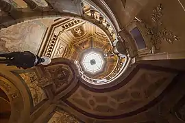 Peintures murales allégoriques dans l'escalier en onyx du vestibule d'entrée.