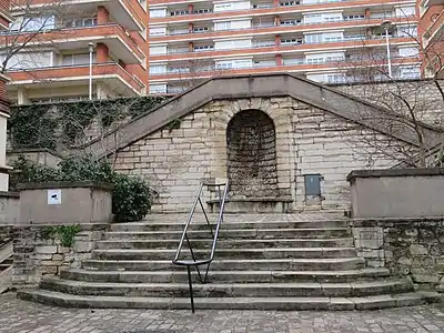 Escalier. A l'arrière plan, les immeubles construits sur la partie détruite en 1920.