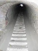 Un escalier avec rampes pour le passage de pièces d'artillerie