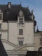 Photographie en couleurs du détail d'un château.