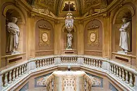 Trois statues : Dante, Virgile, Pétrarque, escalier du vestibule d'entrée, partie supérieure