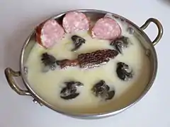 A la franc-comtoise, avec cancoillotte, morilles et saucisse de Morteau.