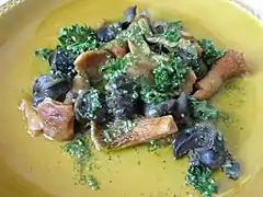 Avec beurre d'escargot et girolles.