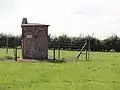 La chapelle Saint-Roch, dans un pré.