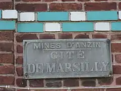 Plaque de rue indiquant « Mines d'Anzin, Cité de Marsilly ».