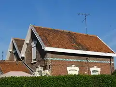 Des habitations groupées par deux, situées à l'entrée d'une cité.