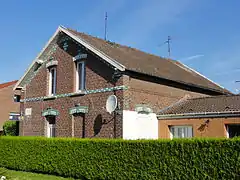 Des habitations groupées par deux, situées à l'entrée d'une cité.