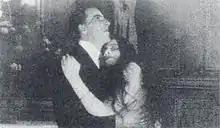 Scène extraite du film, en noir et blanc, représentant un homme et une femme se tenant dans les bras
