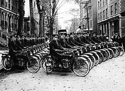 Escouade de policiers motards en 1918