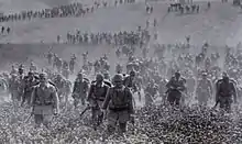 Photo de quelques centaines de fantassins allemands déployés à travers champs.