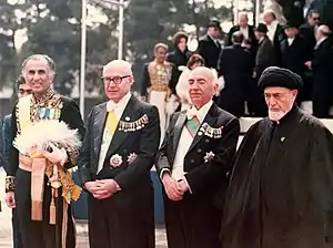 Amouzegar avec Jafar Sharif Emami, président du Sénat et d'autres officiels lors du jubilé d'Or de la dynastie Pahlavi.