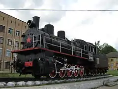 Locomotive à vapeur Ech 4290 devant la gare de Viazma.