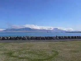 Vue du Kollafjörður depuis Seltjarnarnes avec l'Esja au dernier plan.