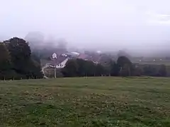 hameau dans la brume