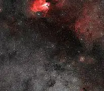 M18 est au centre de cette image provenant du relevé DSS 2 (ESO). Le nuage brillant en haut de l'image est la nébuleuse M17.
