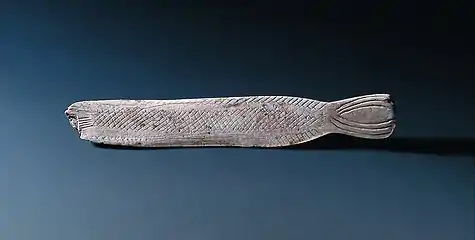 Spatule en os gravée d'un poisson