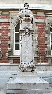 Monument à Henri-Jacques Espérandieu, Marseille, Palais des Arts.