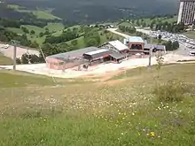 Photographie en surplomb du bâtiment de départ des télécabines.