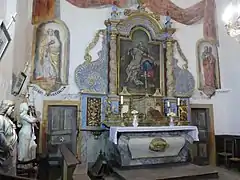 Le maître-autel et les fresques en trompe-l'œil autour du retable.
