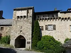 La porte ouest de l'enceinte de Flaujac.