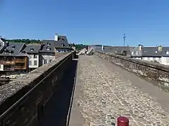 La chaussée depuis la rive gauche.