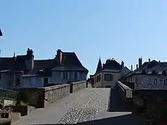 La chaussée depuis la rive droite.