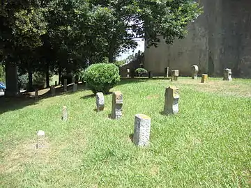 Espelette, partie ancienne du cimetière avec diversité de stèles.