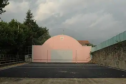 Le fronton, dont la cancha est utilisée également pour la force basque.