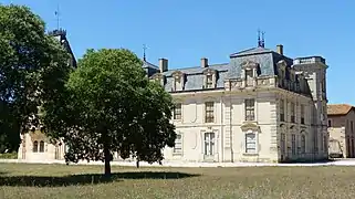 Vue de la façade Sud et Ouest.