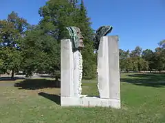 Monument aux morts, inauguré par la président François Mitterrand .