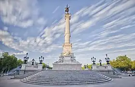 Photographie du monument aux Girondins surplombant la place des Quinconces.