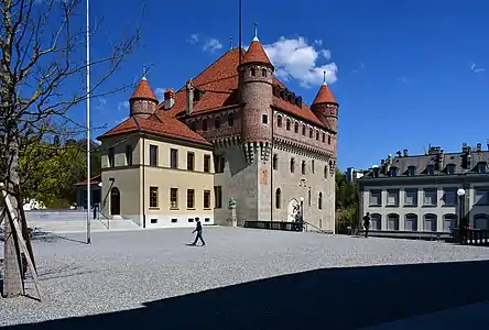 Le château Saint-Maire et son esplanade.