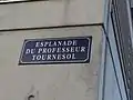 Panneau de l'esplanade du Professeur Tournesol, située sur les quais de Bordeaux, près du hangar H19
