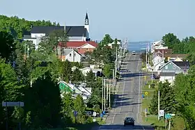 La portion entre Rimouski et Témiscouata-sur-le-Lac, plutôt vallonneuse, fait partie de la route des Monts-Notre-Dame.