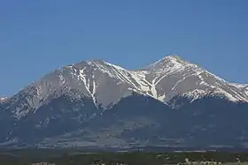 Vue du mont Shavano (à droite) depuis l'US 285 au nord de Poncha Springs.