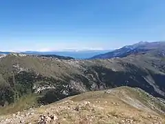 Les Esquerdes de Rotjà, côté sud, depuis le pic de Costabonne. Au fond : le pic du Canigou.