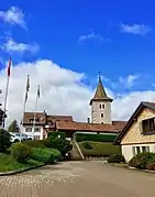 Le temple et l'école primaire.