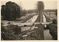 A gauche, la Rigole du Noirieux à Essigny-le-Petit vers 1930, à droite La Somme.