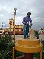 Statue d'un tailleur de pierre afro-péruvien devant l'église Saint-Turibe.