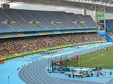 Photographie du stade olympique Nilton-Santos lors des Jeux paralympiques de 2016. La piste est vide, le premier étage des gradins est complet.