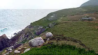 Les moulins à céréales en ruine à gauche, et la station ornithologique, au milieu en haut