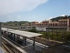 La gare de Martorell Central des FGC au premier plan et la gare de Martorell d'Adif au deuxième plan