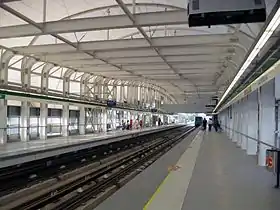 Une rame quittant la station en direction de Vicente Valdés.