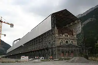 La gare de Canfranc, le 15 septembre 2007, durant les premières phases rénovation (rénovation et reconfiguration des toitures et démolition / consolidation intérieure).