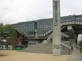 Vue de la station depuis le :Parque de Los Deseos (es).
