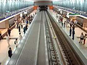 Une rame a la station sur la ligne 4.